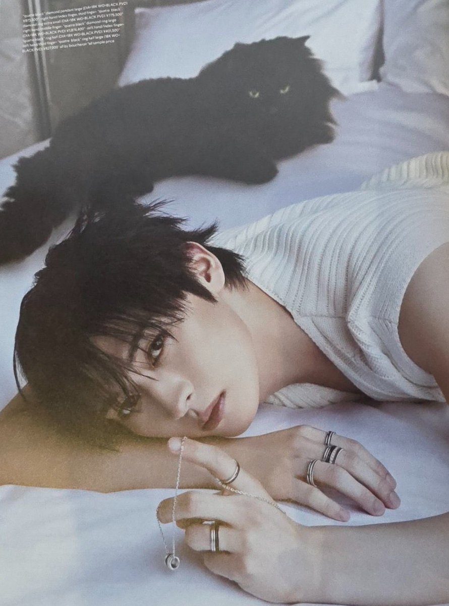 Ele e o gatinho com o mesmo olhar