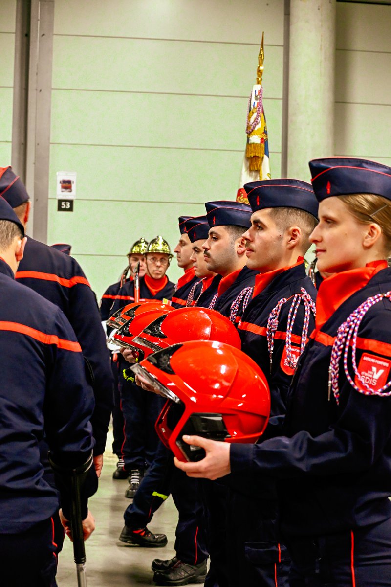 Sdis_95's tweet photo. [#RemiseDeCasque] Retour en images sur la cérémonie de baptême de la Formation d’intégration de sapeurs-pompiers professionnels “Clément Bally” 👩‍🚒👨‍🚒

Le 25 février, au Centre de Formation Départemental du #Sdis95, c’est entourés de leurs proches que les 10 caporaux de la FI “Clément Bally” ont vécu une étape symbolique de leur parcours professionnel : la remise officielle de leur casque par leur parrain, à l’issue de 40 jours de formation. ✨
