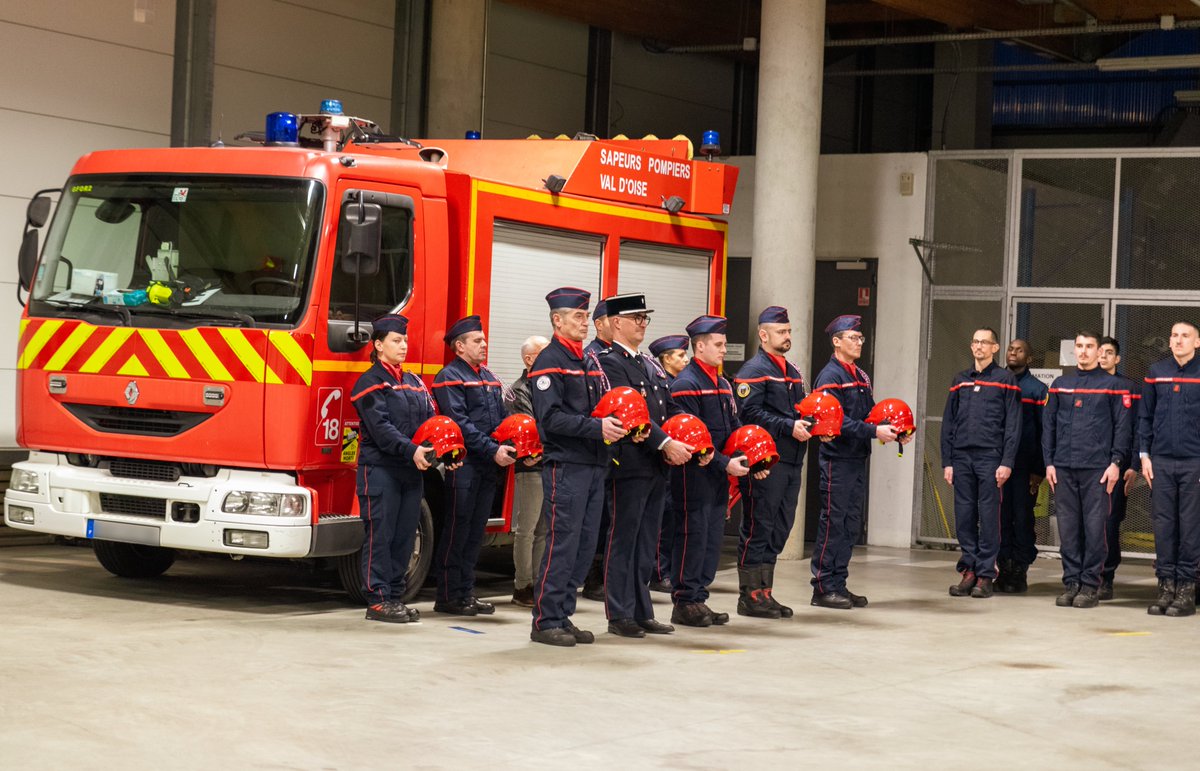 Sdis_95's tweet photo. [#RemiseDeCasque] Retour en images sur la cérémonie de baptême de la Formation d’intégration de sapeurs-pompiers professionnels “Clément Bally” 👩‍🚒👨‍🚒

Le 25 février, au Centre de Formation Départemental du #Sdis95, c’est entourés de leurs proches que les 10 caporaux de la FI “Clément Bally” ont vécu une étape symbolique de leur parcours professionnel : la remise officielle de leur casque par leur parrain, à l’issue de 40 jours de formation. ✨