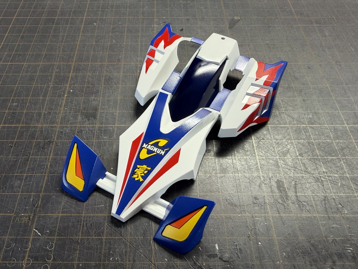 mini4wd_Q's tweet photo. サイクロントライコブラエボリューションハリケーンマグナムの塗り分けが完了しました。
ウイング周りの加工は大掛かりでしたが、こうして見るとほとんど違和感が無くなりました。
これは少し前に撮った写真なので、もうすぐ完成の所まで進んでいます。
#mini4wd #ミニ四駆 https://t.co/TSbbrbpnuu