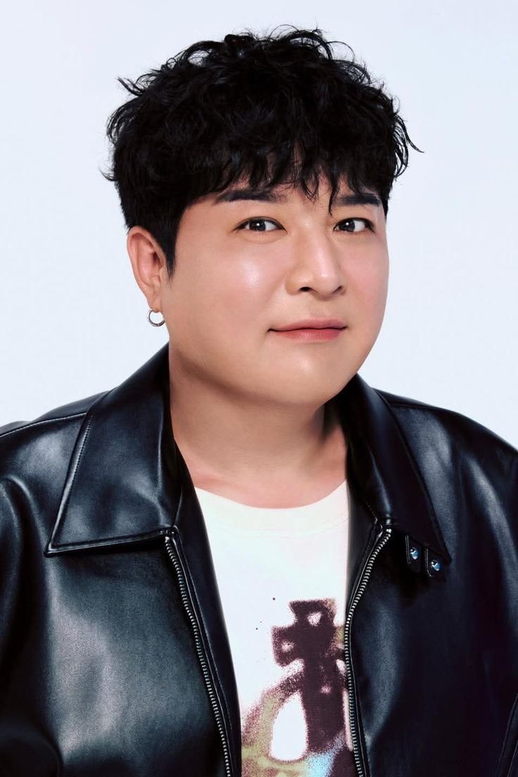 UpdateKBoys's tweet photo. O Shindong (Super Junior) revelou no programa da Disney+ que atualmente não mantém contato com seus pais devido a problemas financeiros, incluindo a perda de todo o patrimônio por conta de investimentos fracassados de sua mãe. 

Na mesma transmissão, o artista compartilhou histórias sobre sua família e confessou o seu grande desejo de se casar e formar sua própria família, um sonho que ele nutre desde a infância para preencher a solidão que sentia.

🔗 https://t.co/F3lDAyHX0g

#SHINDONG #신동 #SUPERJUNIOR #슈퍼주니어