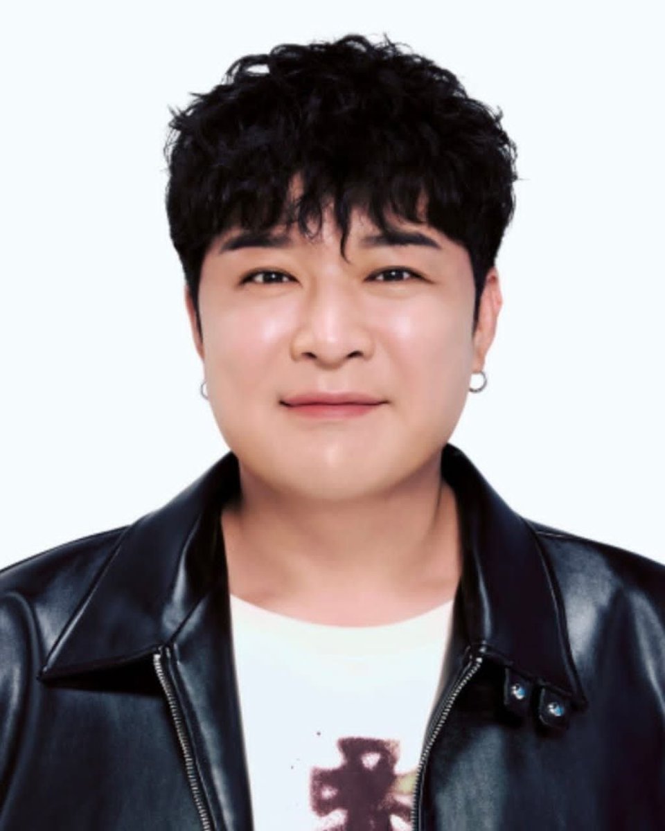 UpdateKBoys's tweet photo. O Shindong (Super Junior) revelou no programa da Disney+ que atualmente não mantém contato com seus pais devido a problemas financeiros, incluindo a perda de todo o patrimônio por conta de investimentos fracassados de sua mãe. 

Na mesma transmissão, o artista compartilhou histórias sobre sua família e confessou o seu grande desejo de se casar e formar sua própria família, um sonho que ele nutre desde a infância para preencher a solidão que sentia.

🔗 https://t.co/F3lDAyHX0g

#SHINDONG #신동 #SUPERJUNIOR #슈퍼주니어