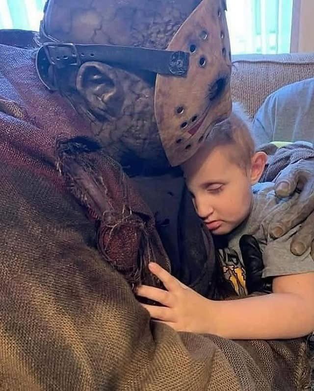 Indie5051's tweet photo. Un niño de 5 años con una enfermedad terminal amante de las películas de terror, pidió ver a su personaje favorito, Jason Voorhees, poco antes de fallecer. https://t.co/K6SbNVr5Y2