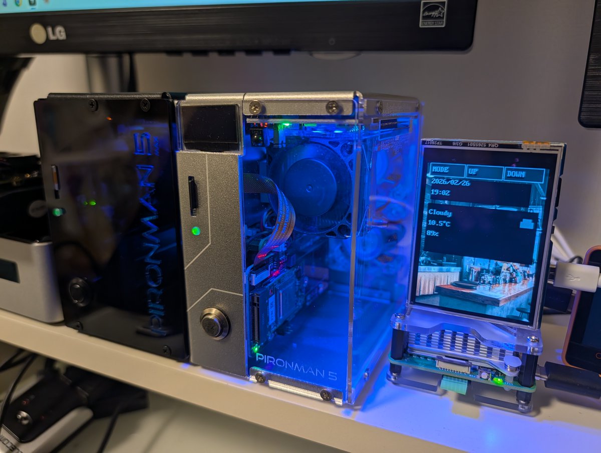 murasametech's tweet photo. GitHub、プライベートリポジトリは無料ですが、CI/CDには月2,000分の制限があります。自宅で無制限に回しませんか？🐙

GitLab CEをローカルサーバーにインストールすれば、Git管理・Issue・マージリクエスト・CI/CD・パッケージレジストリがすべて自前で動きます。

GitLab CIはプラットフォーム内蔵型。.gitlab-ci.yml をリポジトリに置くだけで、ビルド・テスト・デプロイが自動化できます。実行時間の制限はありません。

Docker Compose対応（ARM64公式イメージあり）：
docker compose up -d

メモリ最適化設定を入れれば、アイドル時の使用量は約1.7GB。個人用途や少人数チームなら十分実用的です。ストレージはSSD接続がおすすめです。

GitHubとの違いで助かるのは、CI/CDが完全にローカルで完結すること。社外に出せないコードのビルドやテストも安心して回せます。

皆さんはGit管理、GitHub派？セルフホスト派？

#GitLab #自宅サーバー