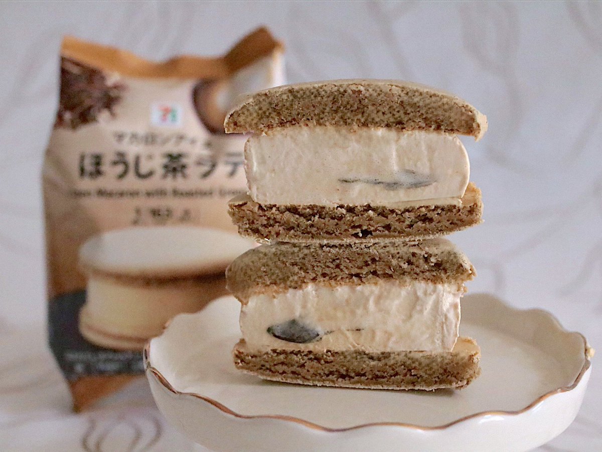 マカロンアイス ほうじ茶ラテ：289円(税込)

ほうじ茶の香ばしさとミルク感を味わえるアイスをほうじ茶茶葉を練り込んで丁寧に焼き上げたマカロンでサンド！中心には濃厚なほうじ茶ソースが入ってます

ほうじ茶づくしで最高！和の趣が感じられる絶品マカロンアイスをぜひ！
【PR/セブンプレミアム】