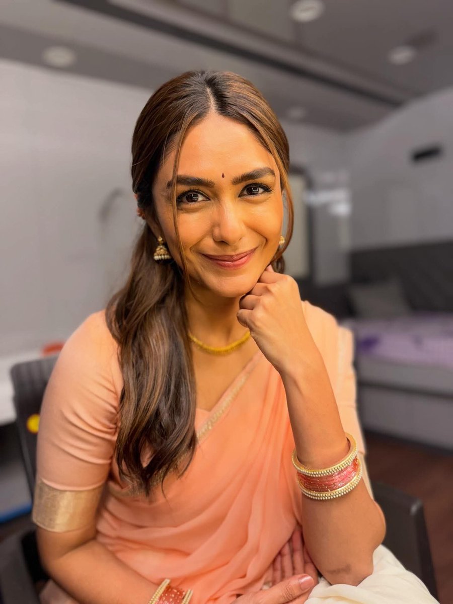 Mrunal Thakur tweet media