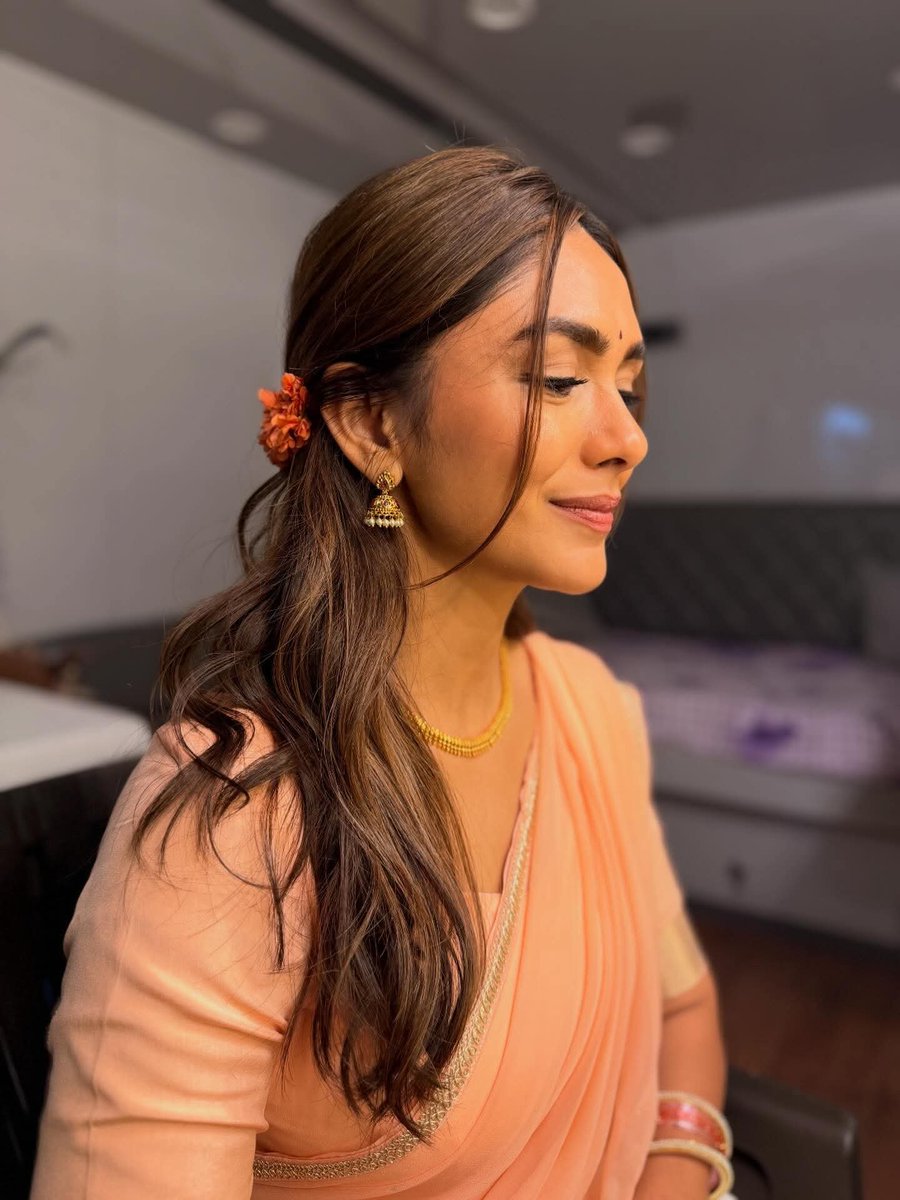 Mrunal Thakur tweet media