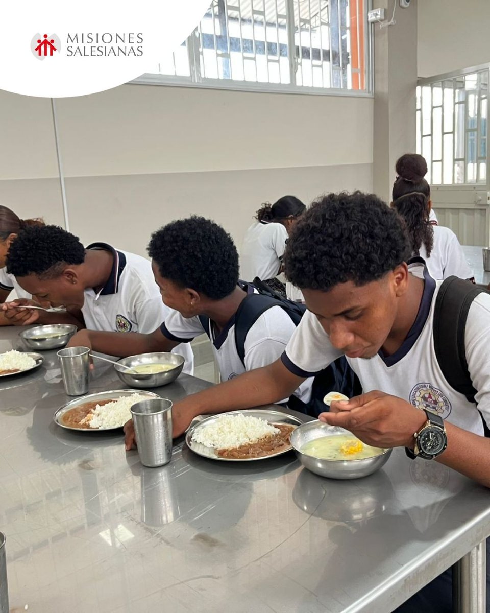 MSalesianas's tweet image. #NoticiaMS | El comedor escolar Mamá Margarita en Esmeraldas (Ecuador 🇪🇨) garantiza cada día alimentación digna a 60 menores en situación de vulnerabilidad 🍽️💙
Más que comida: protección, educación y esperanza.
Conoce la historia 👉 f.mtr.cool/pxnybiapow
#Infancia #Educación