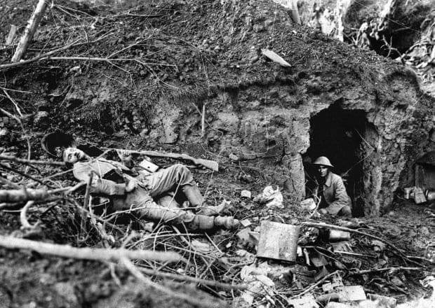 "Sampson yacía gimiendo a unos veinte metros más allá de la trinchera del frente. Se hicieron varios intentos de rescatarlo, estaba gravemente herido y no podía moverse. Tres hombres murieron en estos intentos, otros dos Oficiales y dos soldados resultaron heridos. Al final su ⬇️