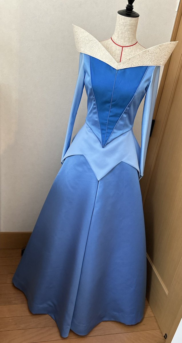 aurora_lily1112's tweet photo. やりたいコスたくさんだけど
姫もやりたいんですよ🥺
ブルーロラやりたい欲は常にありますゆえ💙
作ってもらったアニメーションver.の
ブルードレスもちゃんと撮りたい🌹 https://t.co/slhslUJEK3