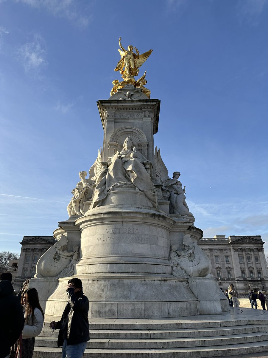 年末年始にロンドン7日間くらい滞在して、そのうち4日間くらいこの晴れを見れたのまじでツイてたなぁ🇬🇧☀️☁️