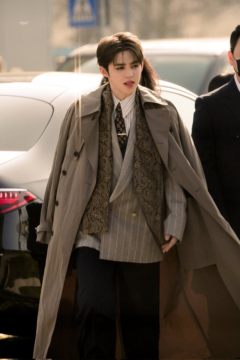 SEVENTEEN’s S.Coups looks like a real-life prince at the BOSS Fashion Show, serving looks that are simply perfection.