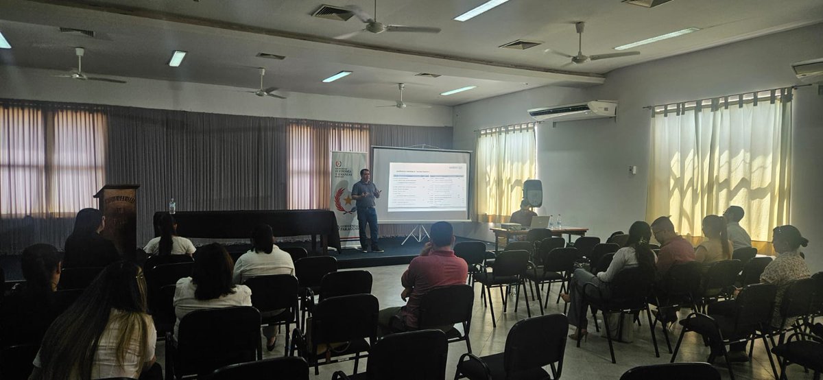 MEF_Paraguay's tweet image. 🖊️📙 Una serie de capacitaciones a gobiernos locales de varios departamentos del país, desarrollada por el #MEF, concluyó en #Pilar con la participación de representantes de los municipios de Ñeembucú.

La formación tuvo como objetivo fortalecer la gestión y mejorar la correcta