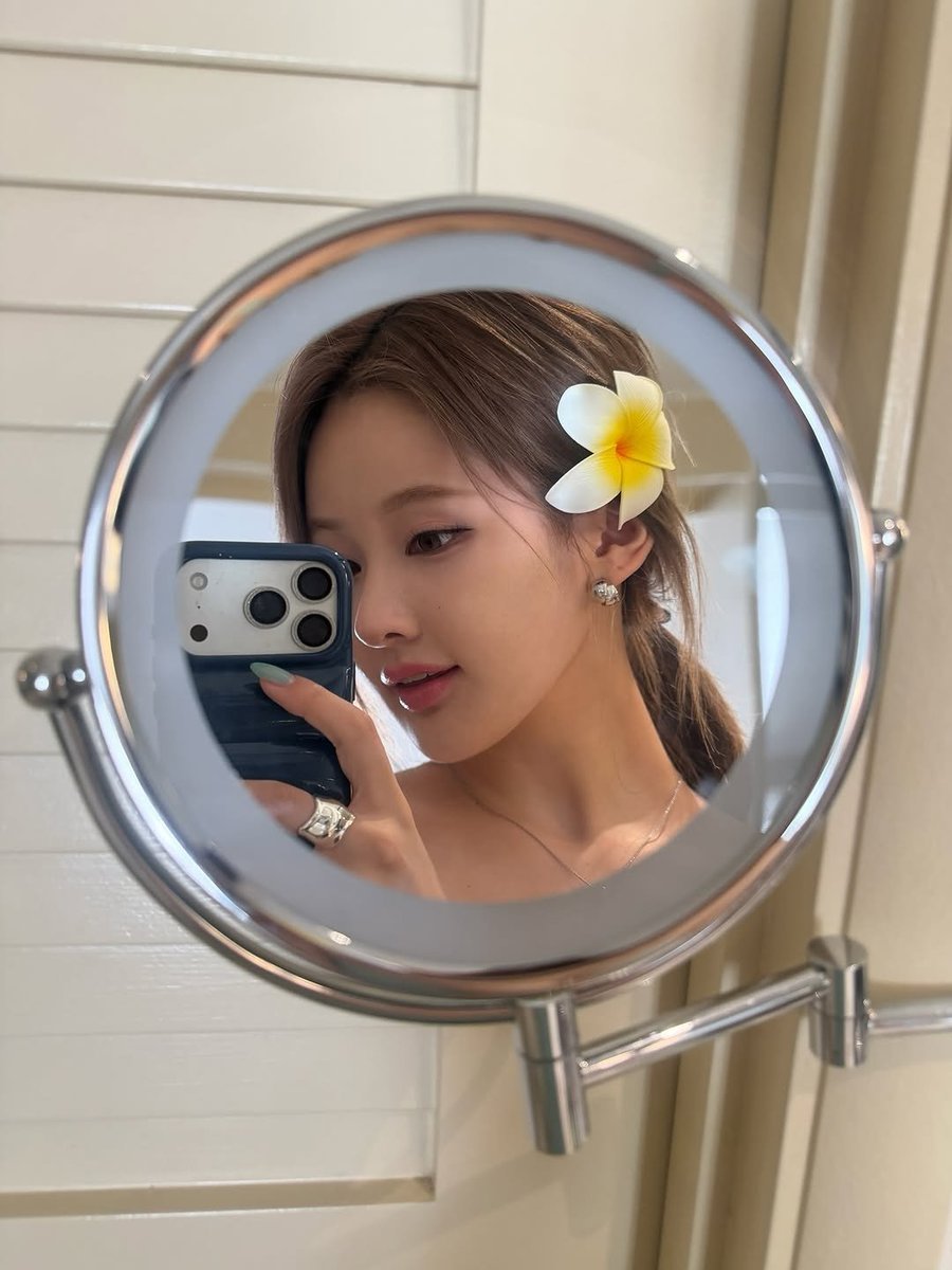 머리에 꽃 단 여자(P)