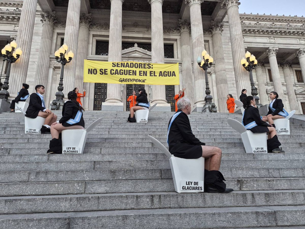 EnriqueViale's tweet photo. Bien @GreenpeaceArg 

Activando pacíficamente por el agua en las escalinatas del Congreso.

#LaLeyDeGlaciaresNoSeToca https://t.co/ANhnn0m0Lv