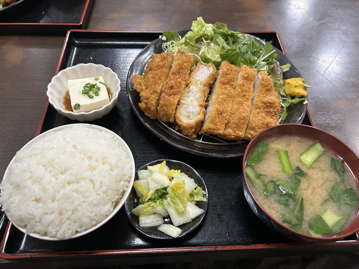久しぶりに久美食堂。
とんかつ定食（ご飯小）
お連れさんは唐揚げ定食と半ラーメン、半チャーハンセット。
チャーハン少し貰ったけど噂通りめっちゃ美味かった。
とんかつも肉厚ザクザクでとても美味かったです。