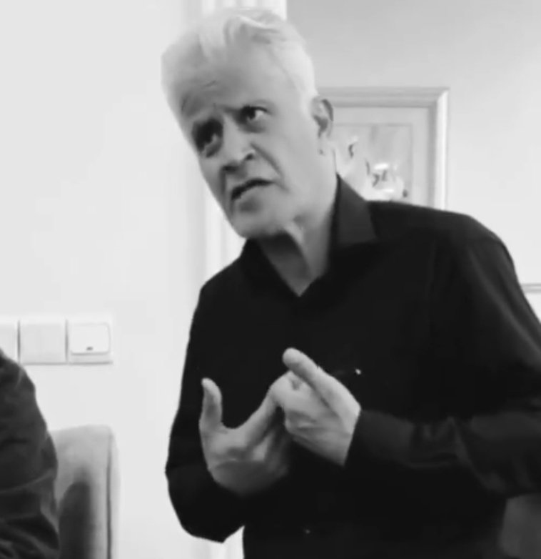 بابای صدرا میگه پسرم کنار من بود. تک‌تیرانداز میتونست منو بزنه ولی پسرم رو انتخاب کرد زد...
#صدرا_سلطانی