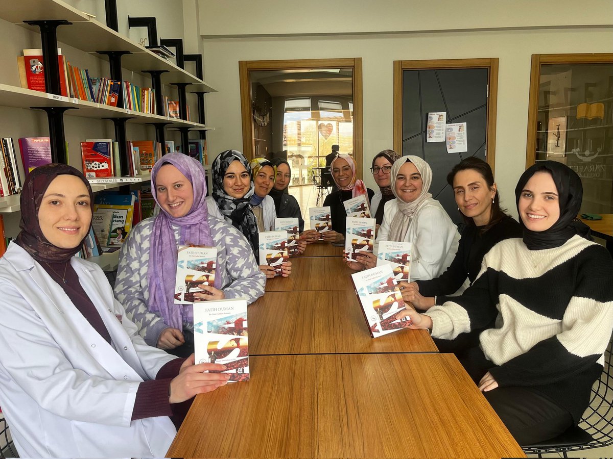 📚 Okuyan Muallimler Projesi 📚
Özel Zarafet Ortaokulu öğretmenlerimiz, bu ay Fatih Duman’ın “Asa” adlı eserini değerlendirmek üzere bir araya geldiler.
Kitap Adı: Asa
Yazar Adı: Fatih Duman
Kitaptan Alıntılar:
“Gördüklerine aldanma! Hakikat göremediklerindedir.”