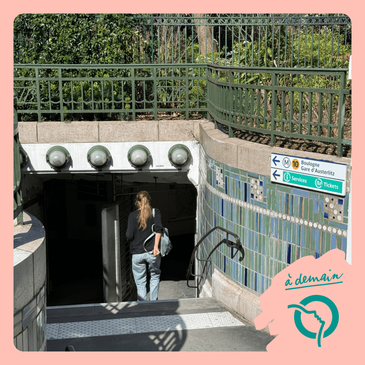 Ligne10_RATP's tweet image. [#JeudiPhoto 📸] D'après vous, quelle est cette station avec des émaux bleus et verts sur la #ligne10 ? #RATP