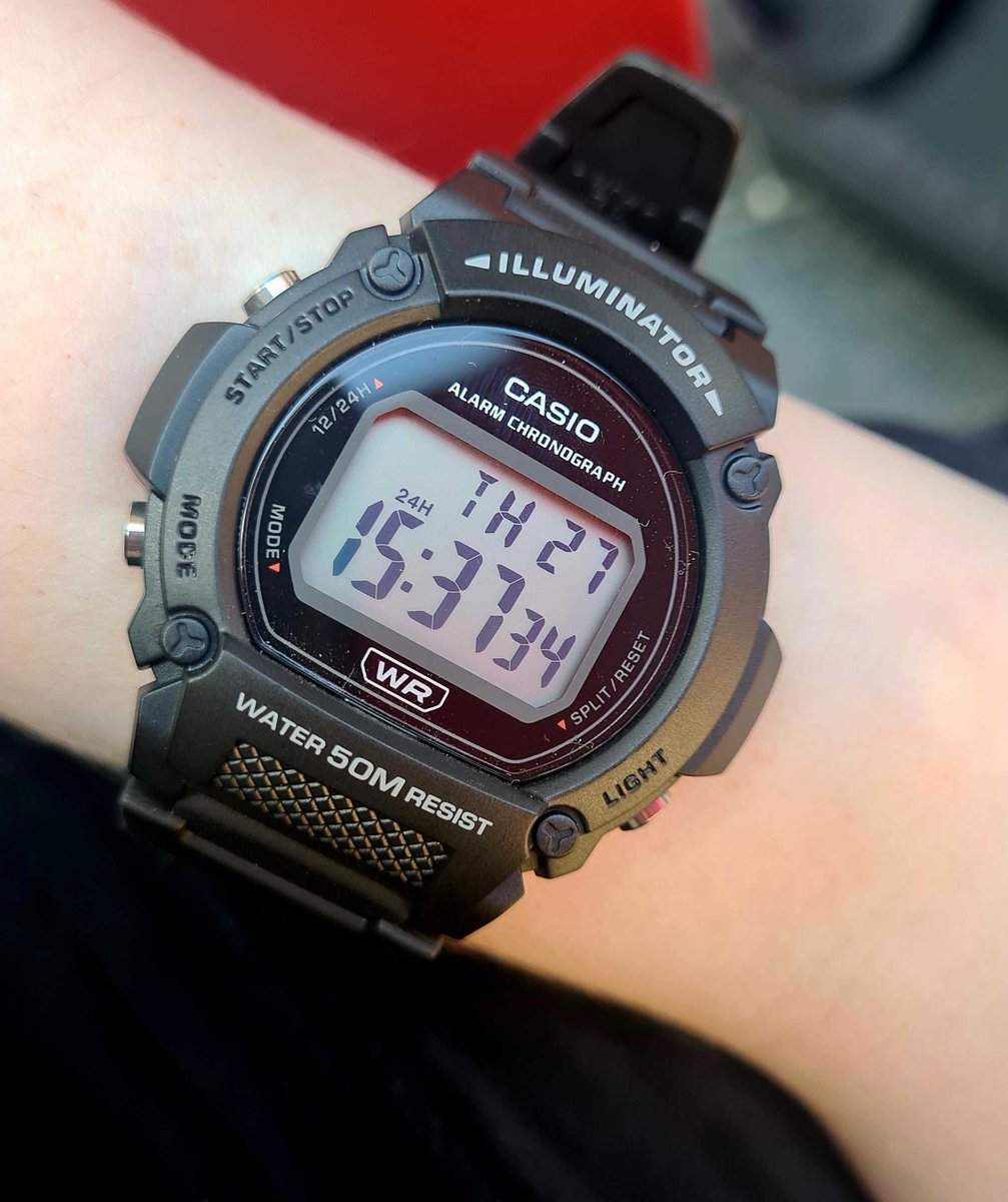 vividlyVIVI's tweet photo. went to the dentist today! 🦷 so I rewarded myself with a new pair of Adidas, a new Casio + necklace ✨ https://t.co/ztrlohXCFR