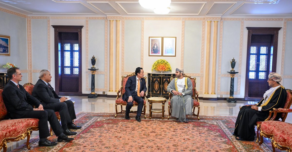 omanis_vip's tweet photo. صاحب السمو السيد نائب رئيس الوزراء للشؤون الاقتصادية يستعرض خلال استقباله بمسقط معالي الدكتور المدير العام لمنظمة الأغذية والزراعة للأمم المتحدة (الفاو)، علاقات التعاون القائمة بين سلطنة عُمان والمنظمة، خاصة في القطاعات الزراعية والسمكية والغذائية، وبحث سبل تطوير الشراكة وتعزيزها https://t.co/gYdxZJBr7S