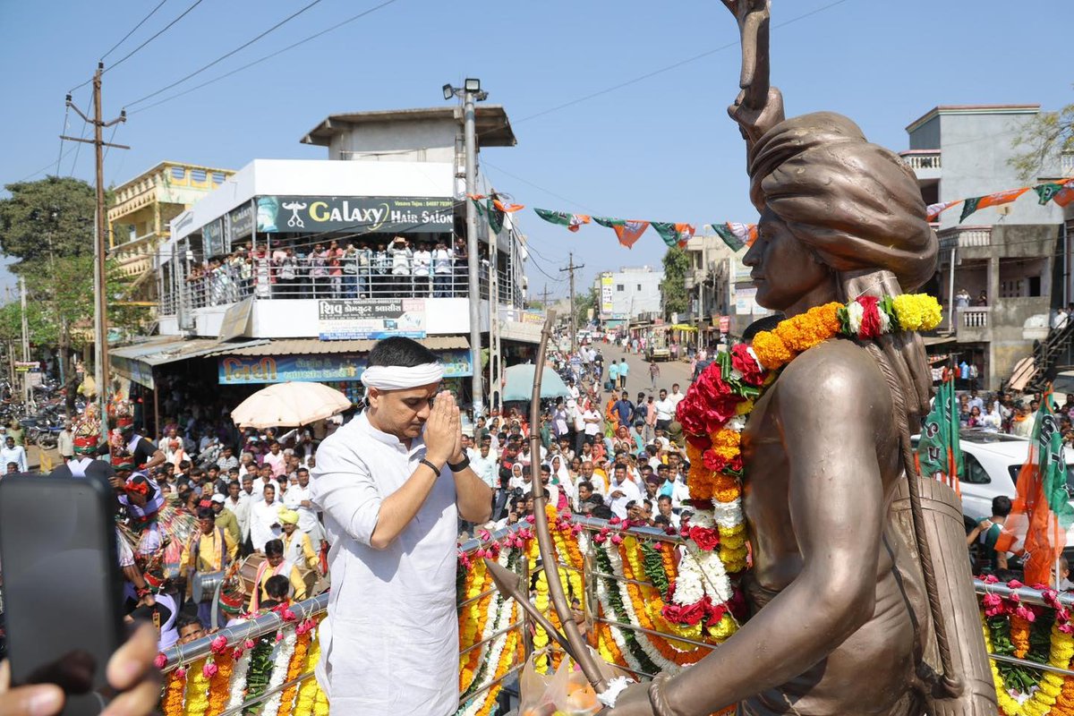 BJP4Gujarat's tweet photo. ડેડીયાપાડા ખાતે આયોજિત 'આદિવાસી ગૌરવ અભિવાદન સમારોહ' પૂર્વે નાયબ મુખ્યમંત્રી શ્રી @sanghaviharsh ની ઉપસ્થિતિમાં ભવ્ય રેલી યોજાઈ. 

આ રેલીમાં આદિવાસી સંસ્કૃતિના જતન અને વિકાસના સંકલ્પ સાથે લોકજુવાળ ઉમટ્યો! https://t.co/sagnTU51O1
