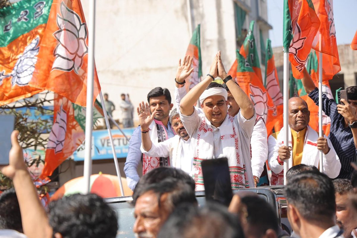 BJP4Gujarat's tweet photo. ડેડીયાપાડા ખાતે આયોજિત 'આદિવાસી ગૌરવ અભિવાદન સમારોહ' પૂર્વે નાયબ મુખ્યમંત્રી શ્રી @sanghaviharsh ની ઉપસ્થિતિમાં ભવ્ય રેલી યોજાઈ. 

આ રેલીમાં આદિવાસી સંસ્કૃતિના જતન અને વિકાસના સંકલ્પ સાથે લોકજુવાળ ઉમટ્યો! https://t.co/sagnTU51O1