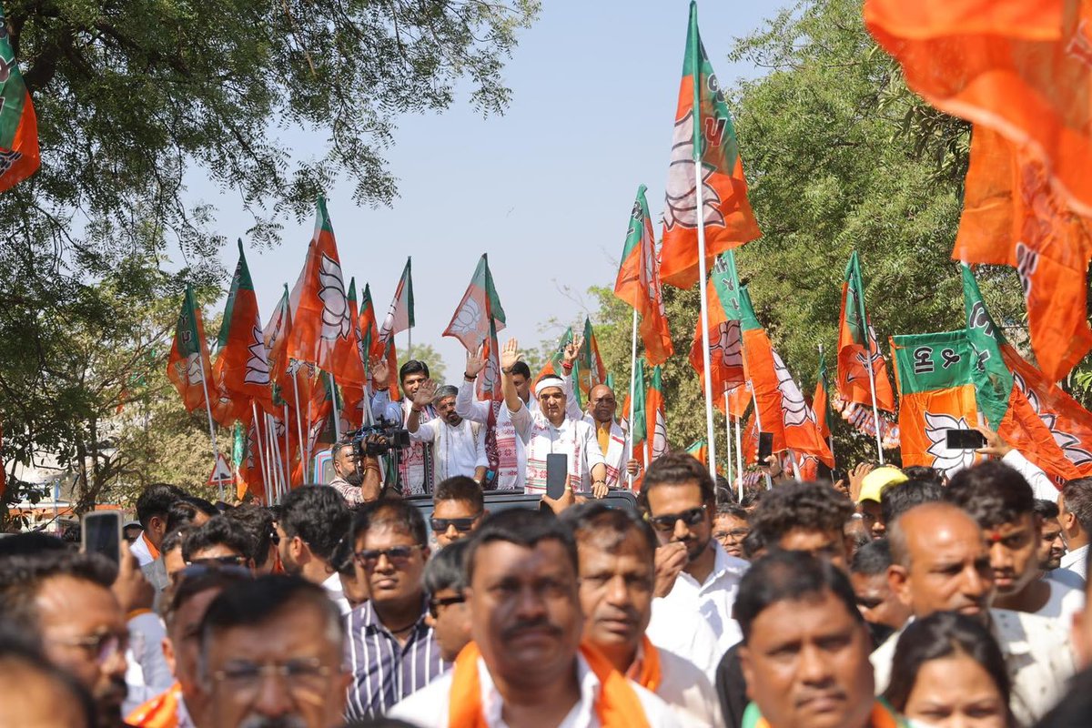 BJP4Gujarat's tweet photo. ડેડીયાપાડા ખાતે આયોજિત 'આદિવાસી ગૌરવ અભિવાદન સમારોહ' પૂર્વે નાયબ મુખ્યમંત્રી શ્રી @sanghaviharsh ની ઉપસ્થિતિમાં ભવ્ય રેલી યોજાઈ. 

આ રેલીમાં આદિવાસી સંસ્કૃતિના જતન અને વિકાસના સંકલ્પ સાથે લોકજુવાળ ઉમટ્યો! https://t.co/sagnTU51O1