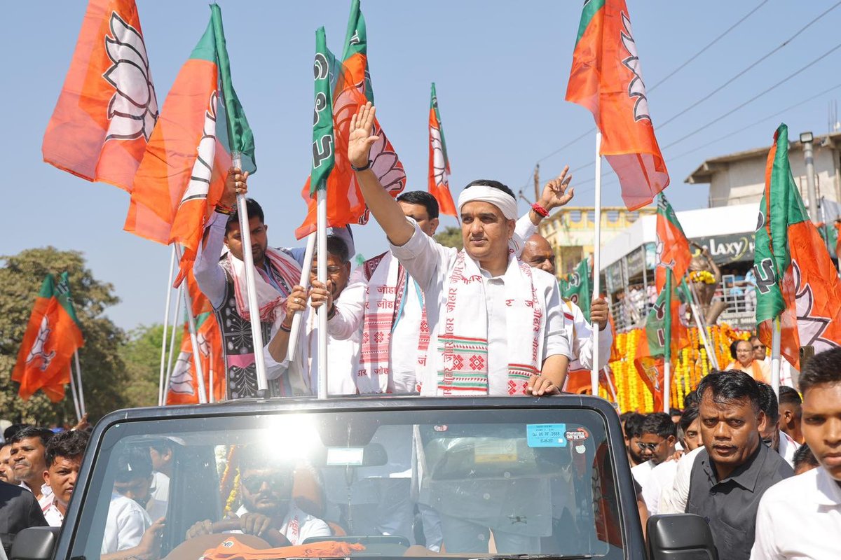 BJP4Gujarat's tweet photo. ડેડીયાપાડા ખાતે આયોજિત 'આદિવાસી ગૌરવ અભિવાદન સમારોહ' પૂર્વે નાયબ મુખ્યમંત્રી શ્રી @sanghaviharsh ની ઉપસ્થિતિમાં ભવ્ય રેલી યોજાઈ. 

આ રેલીમાં આદિવાસી સંસ્કૃતિના જતન અને વિકાસના સંકલ્પ સાથે લોકજુવાળ ઉમટ્યો! https://t.co/sagnTU51O1