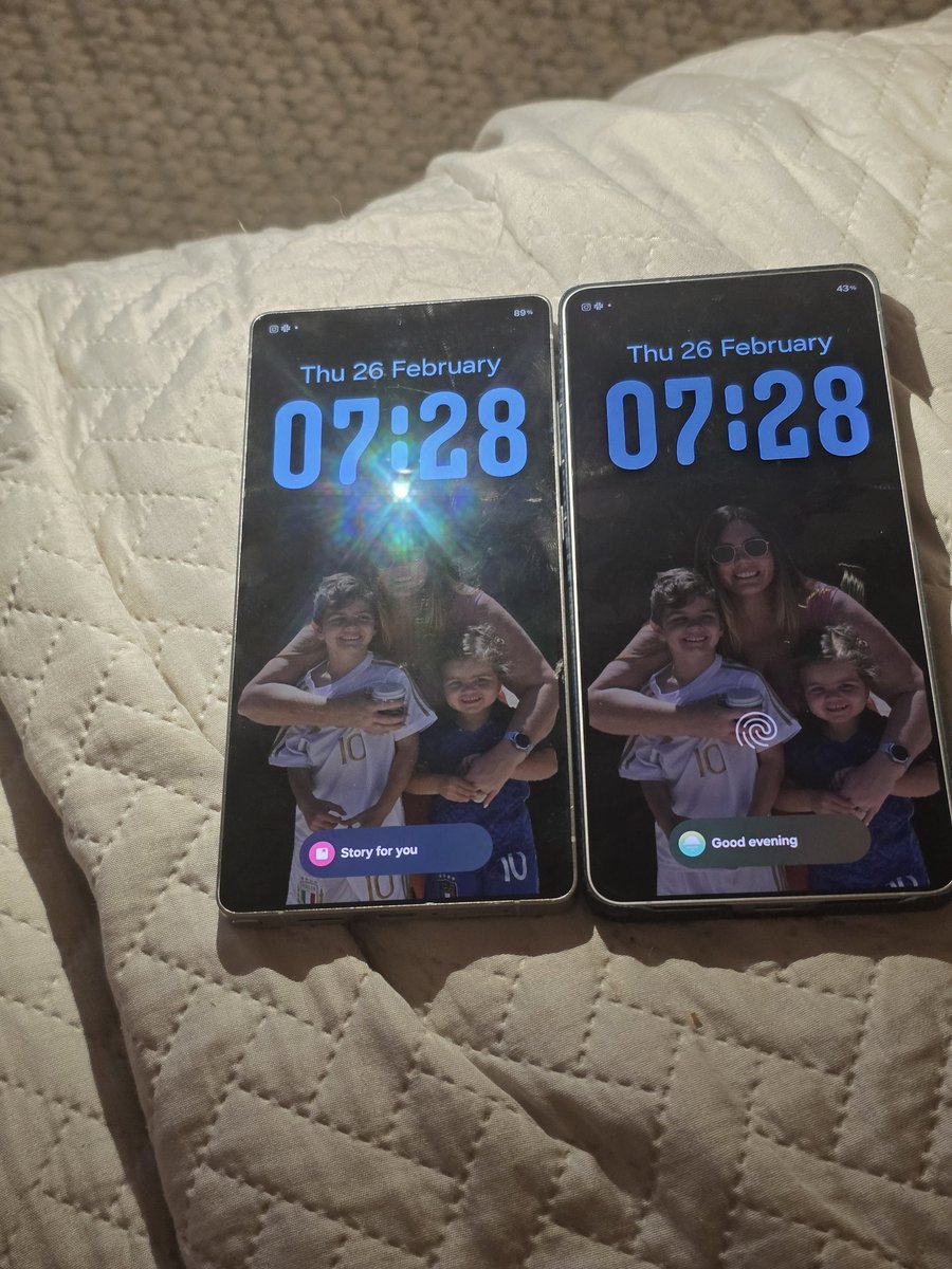 amritashya's tweet image. A great relief, the S26 Ultra's anti-reflective display isn't inferior, but it disperses differently, according to @daniel_scuteri. Left: S25 Ultra; Right: S26 Ultra. 😌📱 #Display #Technology #Innovation #S26ultra #Antireflective