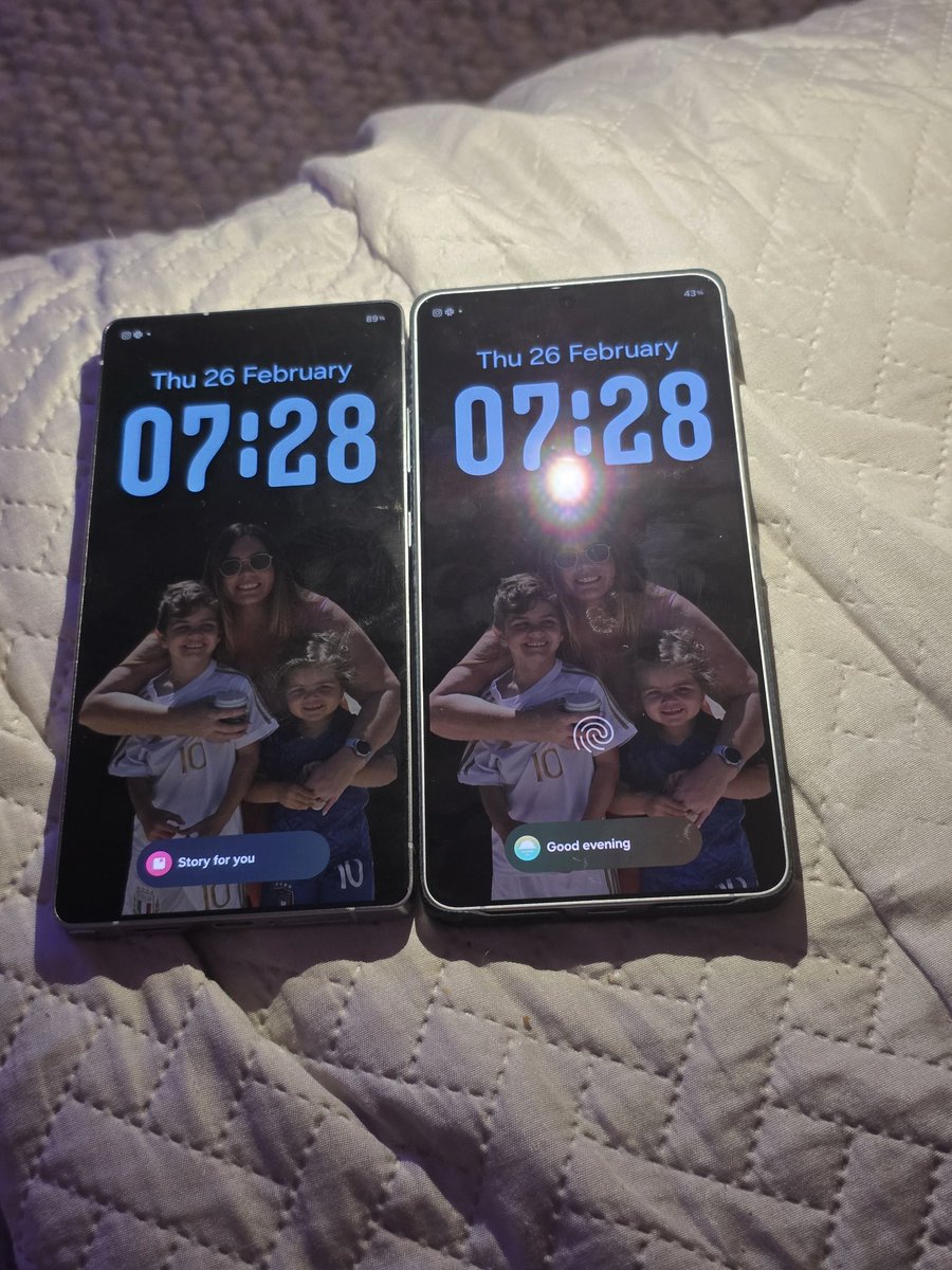 amritashya's tweet image. A great relief, the S26 Ultra's anti-reflective display isn't inferior, but it disperses differently, according to @daniel_scuteri. Left: S25 Ultra; Right: S26 Ultra. 😌📱 #Display #Technology #Innovation #S26ultra #Antireflective