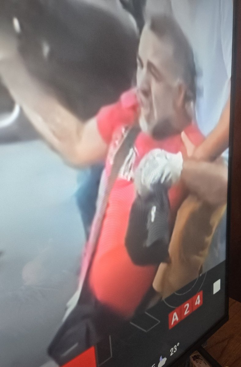 Al empleado lo condena la Cara y como está vestido.
Aparte no lleva chaleco ni identificación para que medio trabaja.
Éste es otro caso en donde los empleados no cumplen las reglas
Parece otro más  de los quilomberos.Las autoridades  del canal son Cómplices 
<a href="/A24COM/">A24.com</a> <a href="/LajeAntonio/">ᶠ ᵃ ⁿ De Antonio Laje</a>