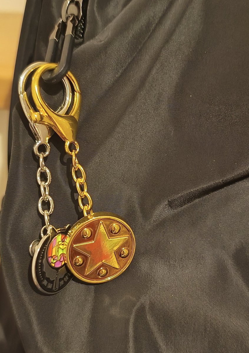 新しいバッグを買った！ 今までのバッグに付けてたちいさなメダルの