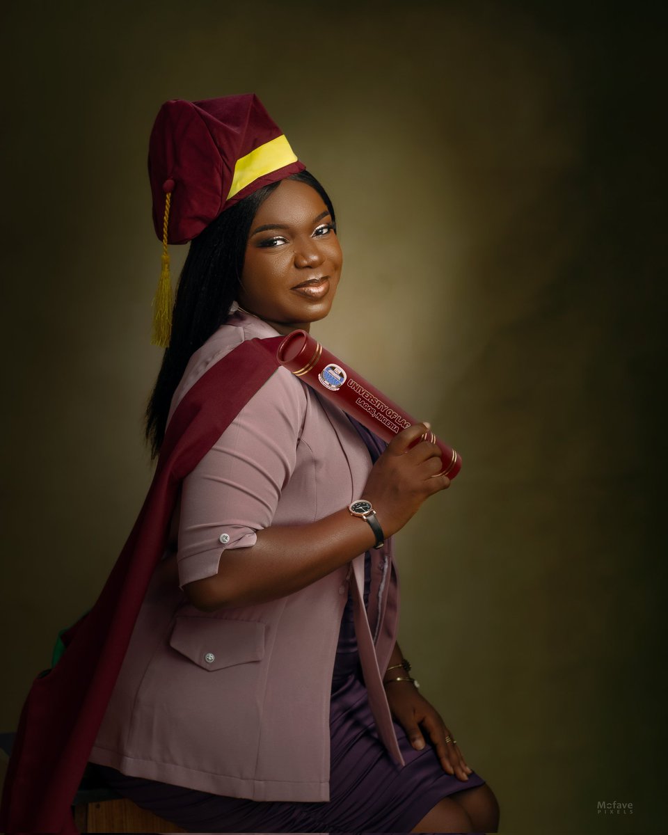 mofavepixels's tweet photo. She earned it. Now she wears it well. #ConvocationPortrait #MofavePixels https://t.co/LGyeqzmYgK