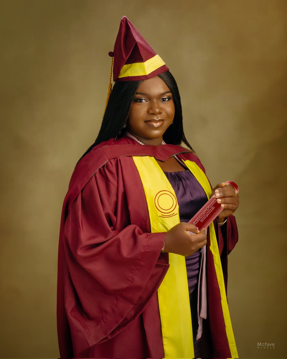 mofavepixels's tweet photo. She earned it. Now she wears it well. #ConvocationPortrait #MofavePixels https://t.co/LGyeqzmYgK