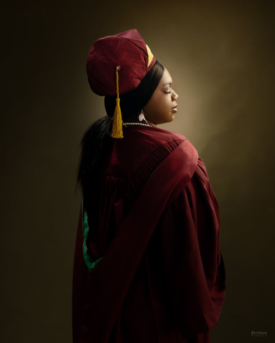 mofavepixels's tweet photo. She earned it. Now she wears it well. #ConvocationPortrait #MofavePixels https://t.co/LGyeqzmYgK