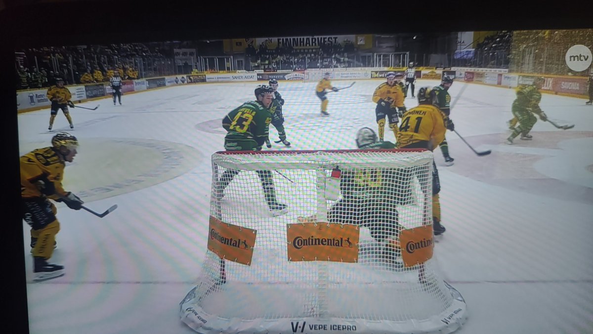 prospect99's tweet photo. @reccu93 @HalmeJuha KalPa-Ilves, lopussa 6 v 5.. Armalis kiittelee ku ketään ei kiinnosta vittujakaan siivota maalinedustaa tai edes häiritä maskipelaajaa / ottaa sen mailaohjaus pois / vartioida takatolppa-äijjää.. näitä on oman maalin edes tullu todella paljon https://t.co/BeFUHH3Vsf