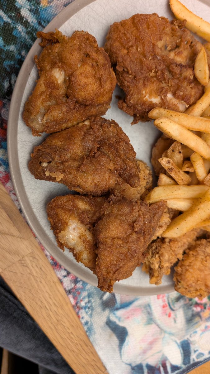MrsYaffe's tweet photo. @KFC_UKI_Help Ordered Uber eats. So disappointed when our KFC wicked variety 6 piece bucket arrived &amp; found we had been given out of the 6 pieces, 3 were the tiny wing pieces. We already have 8 hot wings. You did us dirty KFC. 🥺 We love ur food but those wing pieces suck. https://t.co/0vNEBirogG