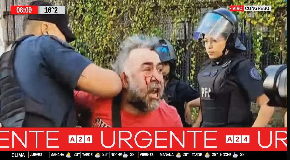 👮‍♂️ La policía se lleva DETENIDO a un CAMARÓGRAFO de A24, no obedeció las órdenes de alejarse