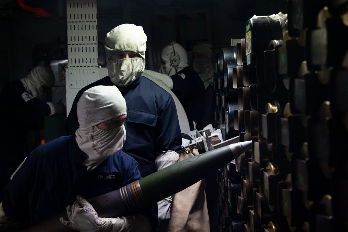 Royal Navy tweet media