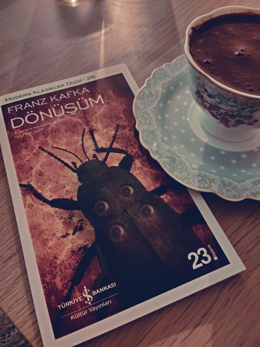 SezenHorozoglu's tweet photo. Bir sabah değişmiş olarak uyanma fikri uzak gelir ama asıl dönüşüm sessizce başlar. Kafka, insanın değerinin faydası kadar ölçüldüğü bir dünyayı anlatır. Okurken insan şunu soruyor: Yabancılaşma ne zaman başlar; başkalarına mı, yoksa kendimize mi?
#dönüşüm #franzkafka https://t.co/7JgfjU5pZR