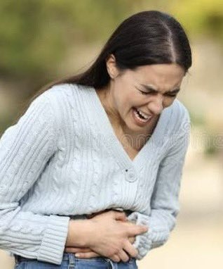 A la izquierda, el piloto Eric Slover recibiendo la Medalla de Honor. Recibió 4 impactos de ametralladora, en piernas y cadera, lo que no le impidió seguir pilotando durante la arriesgada infiltración que capturó a Maduro en Venezuela.

A Ia derecha, yo cortándome con un folio.