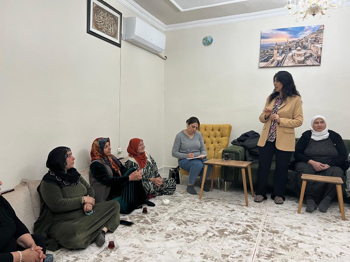 artuklubeltr's tweet photo. 🟣8 Mart Dünya Kadınlar Günü etkinlikleri kapsamında Eşbaşkanımız Münevver Ölker, Eşbaşkan Yardımcımız Gülgen Doğan, DEM Parti İlçe Eşbaşkanı Katibe İzgi ile Kadın Politikaları Müdürlüğü çalışanları, akşam saatlerinde Cumhuriyet Mahallesi’nde ev ziyaretleri gerçekleştirdi.

Gerçekleştirilen ziyaretlerde kadınların görüş ve önerileri dinlenirken, kadın emeğinin kent ekonomisindeki yeri ve önemi üzerine karşılıklı sohbetler yapıldı.

Direnişle özgürleşiyor, demokratik toplumu birlikte inşa ediyoruz.

~~~

🟣 Di çarçoveya çalakiyên 8’ê Adarê Roja jinan a Cîhanê de, hevşaredara me Münevver Ölker, Alîkara Hevşaredarên me Gülgen Doğan, hevseroka Navçeya Partiya DEM'ê Katibe İzgi û xebatkarên Gerînendetiya Polîtîkayên Jinê, êvarê li taxa Cumhuriyetê serdana malan kirin.

Di serdanan de, nêrîn û pêşniyarên jinan hatin guhdarîkirin; her wiha li ser cih û girîngiya kedkariya jinan a di aboriya bajêr de beramberî hev gotûbêj hatin kirin.

Em bi berxwedanê azad dibin, civaka demokratîk bi hev re ava dikin.

~~~

🟣 في إطار فعاليات الثامن من آذار، يوم المرأة العالمي، قامت رئيستنا المشتركة منوّر أُلْكَر، ونائبتها غولغن دوغان، والرئيسة المشتركة لمنطقة حزب DEM كاتبه إزغي، إلى جانب موظفات مديرية سياسات المرأة، بزيارات منزلية في حي الجمهورية خلال ساعات المساء.

وخلال الزيارات تم الاستماع إلى آراء ومقترحات النساء، كما جرت أحاديث متبادلة حول مكانة وأهمية عمل المرأة في اقتصاد المدينة.

نتحرر بالمقاومة، ونبني المجتمع الديمقراطي معًا.

~~~

🟣 ܒܡܥܢܝܬܐ ܕܚܓ̈ܐ ܕ8 ܒܐܕܪ ܝܘܡܐ ܥܠܡܝܐ ܕܢܫ̈ܐ، ܣܥܪܬ ܪܝܫܬܢ ܡܫܬܘܬܦܬܐ ܡܘܢܘܪ ܐܘܠܟܪ، ܘܣܓܢܬܗ̇ ܓܘܠܓܢ ܕܘܓܢ، ܘܪܝܫܬܐ ܡܫܬܘܬܦܬܐ ܕܢܚܝܐ ܕܦܪܬܝܐ DEM ܟܬܝܒܐ ܐܝܙܓܝ، ܥܡ ܥܒܕ̈ܬܐ ܕܡܕܝܪܘܬܐ ܕܦܘܠܝܛܝܩܐ ܕܢܫ̈ܐ، ܠܡܒܩܪܘ ܒܬ̈ܐ ܒܚܘܪܬܐ ܕܓܘܡܗܘܪܝܬ ܒܪܡܫܐ.

ܒܙܘܝܪ̈ܐ ܐܬܩܒܠܘ ܪ̈ܥܝܢܐ ܘܡܠ̈ܟܐ ܕܢܫ̈ܐ، ܘܐܬܥܒܕܘ ܫܘܚܠܦ̈ܐ ܥܠ ܐܬܪܐ ܘܚܫܝܚܘܬܐ ܕܥܡܠܐ ܕܢܫ̈ܐ ܒܐܟܘܢܘܡܝܐ ܕܡܕܝܢܬܐ.

ܒܡܩܘܡܬܐ ܡܫܬܚܪ̈ܪܢ، ܘܒܢܝܢܢ ܡܘܬܒܐ ܕܕܝܡܘܩܪܛܝܐ ܐܟܚܕܐ.
