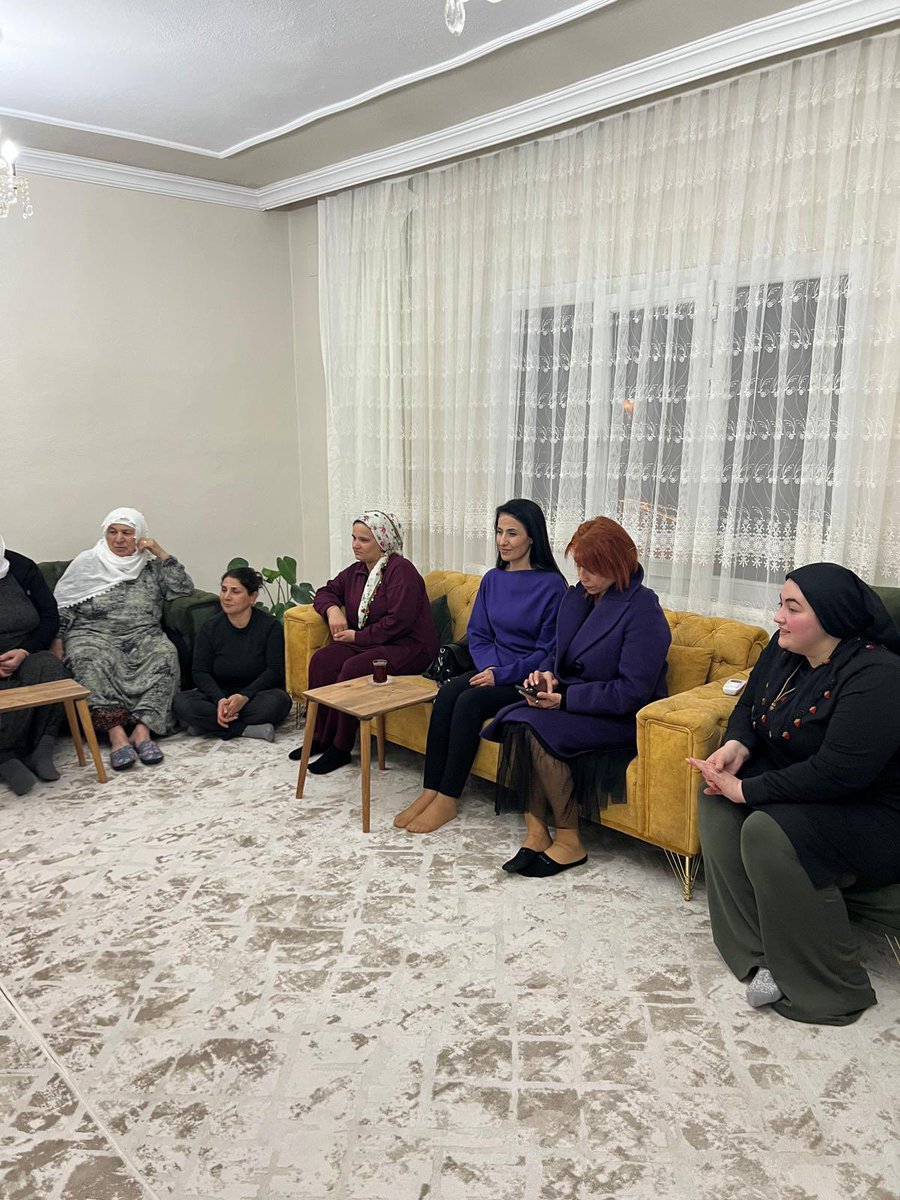 artuklubeltr's tweet photo. 🟣8 Mart Dünya Kadınlar Günü etkinlikleri kapsamında Eşbaşkanımız Münevver Ölker, Eşbaşkan Yardımcımız Gülgen Doğan, DEM Parti İlçe Eşbaşkanı Katibe İzgi ile Kadın Politikaları Müdürlüğü çalışanları, akşam saatlerinde Cumhuriyet Mahallesi’nde ev ziyaretleri gerçekleştirdi.

Gerçekleştirilen ziyaretlerde kadınların görüş ve önerileri dinlenirken, kadın emeğinin kent ekonomisindeki yeri ve önemi üzerine karşılıklı sohbetler yapıldı.

Direnişle özgürleşiyor, demokratik toplumu birlikte inşa ediyoruz.

~~~

🟣 Di çarçoveya çalakiyên 8’ê Adarê Roja jinan a Cîhanê de, hevşaredara me Münevver Ölker, Alîkara Hevşaredarên me Gülgen Doğan, hevseroka Navçeya Partiya DEM'ê Katibe İzgi û xebatkarên Gerînendetiya Polîtîkayên Jinê, êvarê li taxa Cumhuriyetê serdana malan kirin.

Di serdanan de, nêrîn û pêşniyarên jinan hatin guhdarîkirin; her wiha li ser cih û girîngiya kedkariya jinan a di aboriya bajêr de beramberî hev gotûbêj hatin kirin.

Em bi berxwedanê azad dibin, civaka demokratîk bi hev re ava dikin.

~~~

🟣 في إطار فعاليات الثامن من آذار، يوم المرأة العالمي، قامت رئيستنا المشتركة منوّر أُلْكَر، ونائبتها غولغن دوغان، والرئيسة المشتركة لمنطقة حزب DEM كاتبه إزغي، إلى جانب موظفات مديرية سياسات المرأة، بزيارات منزلية في حي الجمهورية خلال ساعات المساء.

وخلال الزيارات تم الاستماع إلى آراء ومقترحات النساء، كما جرت أحاديث متبادلة حول مكانة وأهمية عمل المرأة في اقتصاد المدينة.

نتحرر بالمقاومة، ونبني المجتمع الديمقراطي معًا.

~~~

🟣 ܒܡܥܢܝܬܐ ܕܚܓ̈ܐ ܕ8 ܒܐܕܪ ܝܘܡܐ ܥܠܡܝܐ ܕܢܫ̈ܐ، ܣܥܪܬ ܪܝܫܬܢ ܡܫܬܘܬܦܬܐ ܡܘܢܘܪ ܐܘܠܟܪ، ܘܣܓܢܬܗ̇ ܓܘܠܓܢ ܕܘܓܢ، ܘܪܝܫܬܐ ܡܫܬܘܬܦܬܐ ܕܢܚܝܐ ܕܦܪܬܝܐ DEM ܟܬܝܒܐ ܐܝܙܓܝ، ܥܡ ܥܒܕ̈ܬܐ ܕܡܕܝܪܘܬܐ ܕܦܘܠܝܛܝܩܐ ܕܢܫ̈ܐ، ܠܡܒܩܪܘ ܒܬ̈ܐ ܒܚܘܪܬܐ ܕܓܘܡܗܘܪܝܬ ܒܪܡܫܐ.

ܒܙܘܝܪ̈ܐ ܐܬܩܒܠܘ ܪ̈ܥܝܢܐ ܘܡܠ̈ܟܐ ܕܢܫ̈ܐ، ܘܐܬܥܒܕܘ ܫܘܚܠܦ̈ܐ ܥܠ ܐܬܪܐ ܘܚܫܝܚܘܬܐ ܕܥܡܠܐ ܕܢܫ̈ܐ ܒܐܟܘܢܘܡܝܐ ܕܡܕܝܢܬܐ.

ܒܡܩܘܡܬܐ ܡܫܬܚܪ̈ܪܢ، ܘܒܢܝܢܢ ܡܘܬܒܐ ܕܕܝܡܘܩܪܛܝܐ ܐܟܚܕܐ.