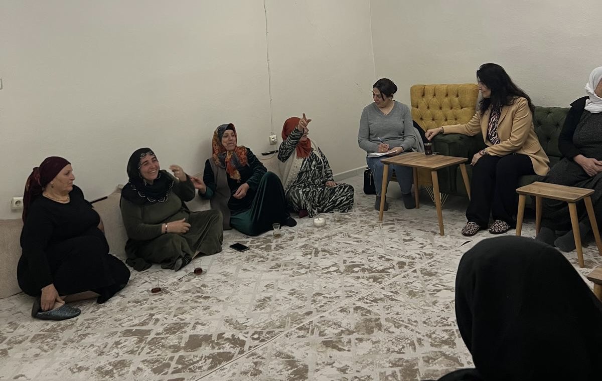 artuklubeltr's tweet photo. 🟣8 Mart Dünya Kadınlar Günü etkinlikleri kapsamında Eşbaşkanımız Münevver Ölker, Eşbaşkan Yardımcımız Gülgen Doğan, DEM Parti İlçe Eşbaşkanı Katibe İzgi ile Kadın Politikaları Müdürlüğü çalışanları, akşam saatlerinde Cumhuriyet Mahallesi’nde ev ziyaretleri gerçekleştirdi.

Gerçekleştirilen ziyaretlerde kadınların görüş ve önerileri dinlenirken, kadın emeğinin kent ekonomisindeki yeri ve önemi üzerine karşılıklı sohbetler yapıldı.

Direnişle özgürleşiyor, demokratik toplumu birlikte inşa ediyoruz.

~~~

🟣 Di çarçoveya çalakiyên 8’ê Adarê Roja jinan a Cîhanê de, hevşaredara me Münevver Ölker, Alîkara Hevşaredarên me Gülgen Doğan, hevseroka Navçeya Partiya DEM'ê Katibe İzgi û xebatkarên Gerînendetiya Polîtîkayên Jinê, êvarê li taxa Cumhuriyetê serdana malan kirin.

Di serdanan de, nêrîn û pêşniyarên jinan hatin guhdarîkirin; her wiha li ser cih û girîngiya kedkariya jinan a di aboriya bajêr de beramberî hev gotûbêj hatin kirin.

Em bi berxwedanê azad dibin, civaka demokratîk bi hev re ava dikin.

~~~

🟣 في إطار فعاليات الثامن من آذار، يوم المرأة العالمي، قامت رئيستنا المشتركة منوّر أُلْكَر، ونائبتها غولغن دوغان، والرئيسة المشتركة لمنطقة حزب DEM كاتبه إزغي، إلى جانب موظفات مديرية سياسات المرأة، بزيارات منزلية في حي الجمهورية خلال ساعات المساء.

وخلال الزيارات تم الاستماع إلى آراء ومقترحات النساء، كما جرت أحاديث متبادلة حول مكانة وأهمية عمل المرأة في اقتصاد المدينة.

نتحرر بالمقاومة، ونبني المجتمع الديمقراطي معًا.

~~~

🟣 ܒܡܥܢܝܬܐ ܕܚܓ̈ܐ ܕ8 ܒܐܕܪ ܝܘܡܐ ܥܠܡܝܐ ܕܢܫ̈ܐ، ܣܥܪܬ ܪܝܫܬܢ ܡܫܬܘܬܦܬܐ ܡܘܢܘܪ ܐܘܠܟܪ، ܘܣܓܢܬܗ̇ ܓܘܠܓܢ ܕܘܓܢ، ܘܪܝܫܬܐ ܡܫܬܘܬܦܬܐ ܕܢܚܝܐ ܕܦܪܬܝܐ DEM ܟܬܝܒܐ ܐܝܙܓܝ، ܥܡ ܥܒܕ̈ܬܐ ܕܡܕܝܪܘܬܐ ܕܦܘܠܝܛܝܩܐ ܕܢܫ̈ܐ، ܠܡܒܩܪܘ ܒܬ̈ܐ ܒܚܘܪܬܐ ܕܓܘܡܗܘܪܝܬ ܒܪܡܫܐ.

ܒܙܘܝܪ̈ܐ ܐܬܩܒܠܘ ܪ̈ܥܝܢܐ ܘܡܠ̈ܟܐ ܕܢܫ̈ܐ، ܘܐܬܥܒܕܘ ܫܘܚܠܦ̈ܐ ܥܠ ܐܬܪܐ ܘܚܫܝܚܘܬܐ ܕܥܡܠܐ ܕܢܫ̈ܐ ܒܐܟܘܢܘܡܝܐ ܕܡܕܝܢܬܐ.

ܒܡܩܘܡܬܐ ܡܫܬܚܪ̈ܪܢ، ܘܒܢܝܢܢ ܡܘܬܒܐ ܕܕܝܡܘܩܪܛܝܐ ܐܟܚܕܐ.