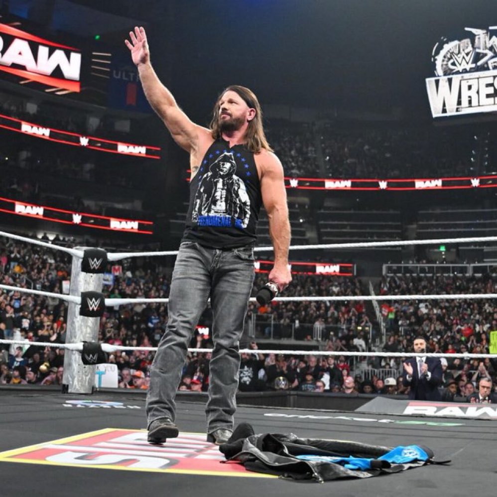 BernardCls's tweet photo. 🚨 AJ Styles confirme qu’il n’ira pas à l’AEW, souhaitant rester à la WWE pour œuvrer dans l'ombre

🗣️ « Tout le monde veut dire : "Oh, la WWE l'a intronisé au Hall of Fame pour l'empêcher d'aller à l'AEW." Les gars, j'ai pris ma retraite. C'est tout. Je fais mes propres choix. Je prends mes propres décisions. J'étais prêt.

Je vais continuer à travailler avec la WWE. Ça ne changera pas. Je rêve d'aider les jeunes talents. Si quelqu'un n'est pas prêt une fois qu'il arrive là-bas, mon travail consiste à l'aider à atteindre le niveau lui permettant d’être en confiance lorsqu’il va monter sur un ring de la WWE. Pouvoir aider à cela est une bénédiction »

[Talk N Shop]