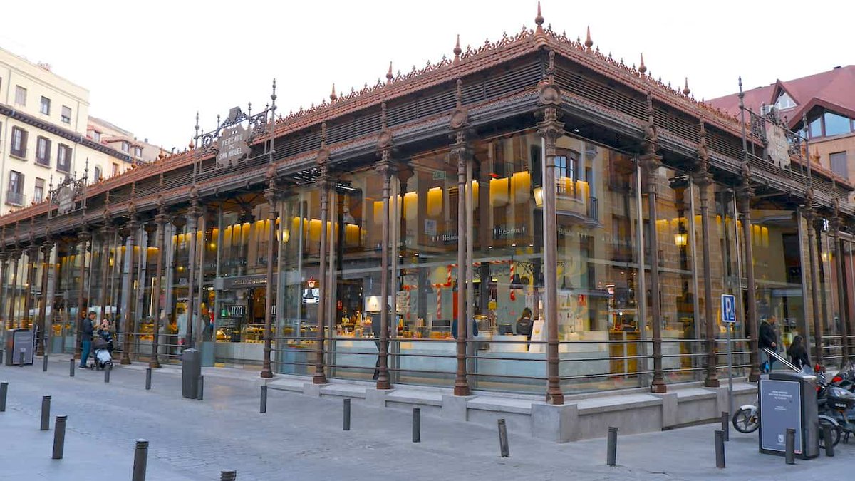 El  Mercado de San Miguel reabre sus puertas tras culminar la tercera fase de su ambicioso plan de rehabilitación. El espacio contará con más de 30 locales de gastronomía nacional e internacional y fue declarado bien de interés cultural en el 2000. acortar.link/YX9xf0
