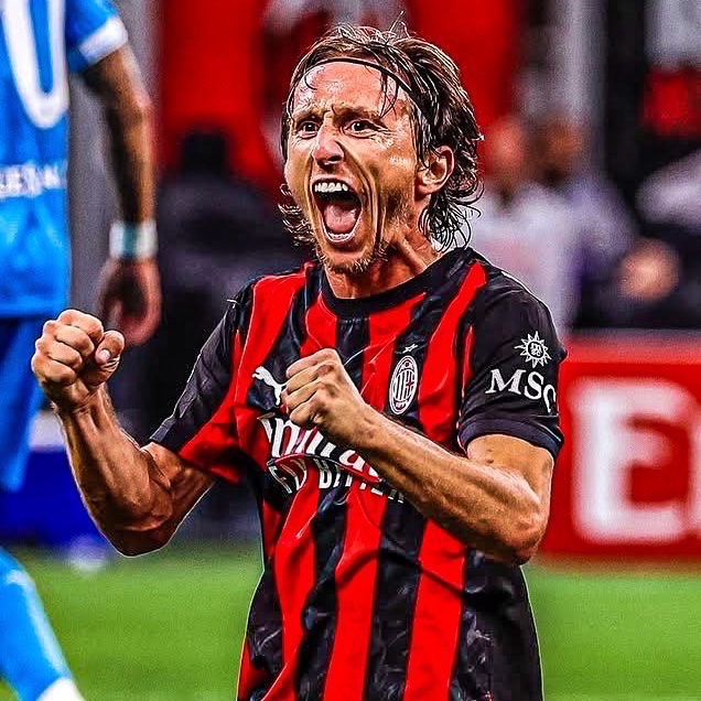 🇦🇷✨ Marcelo Bielsa: "The most difficult player to find in football is the number 8… I call this position the 'Modrić', a player who defends as a 6 and attacks as a 10. He has the ability to defend, the ability to attack and understand the game in both directions." 🔝🇭🇷