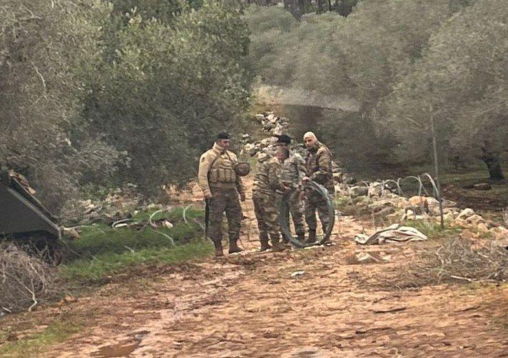 הולך ומסתבך :
צבא לבנון מקים לאחרונה עמדות ומחסומים רבים סמוך לגבול עם ישראל.
ההנחיות (ממפקד הצבא הלבנוני הייכל, ומטה) לכוחות הן לא לסגת מהעמדות בשום אופן, גם במחיר עימות.
שנמשיך לעקוב?