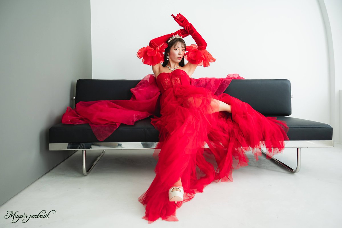 黒の長椅子でどう撮ろうか？と思ったが、蓮さんと赤ドレスだからこそ